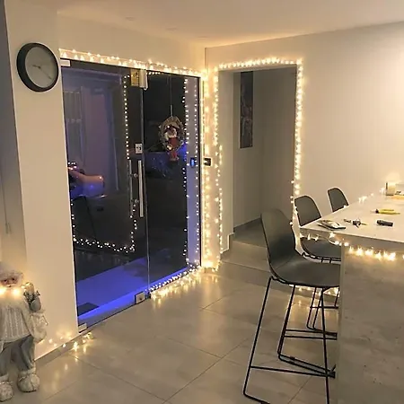 White 11 Апарт-готель Ларнака