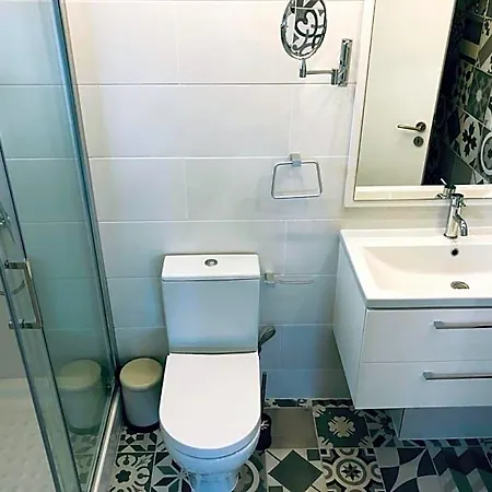 White 11 4* Ларнака