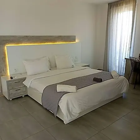 White 11 Aparthotel Larnaka