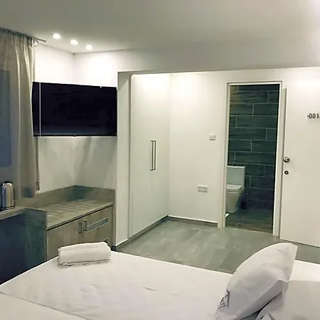 White 11 4* Ларнака