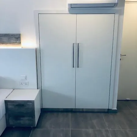White 11 شقة فندقية لارنكا