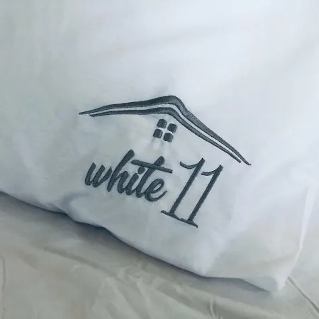 White 11 لارنكا