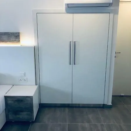 White 11 Lárnaca