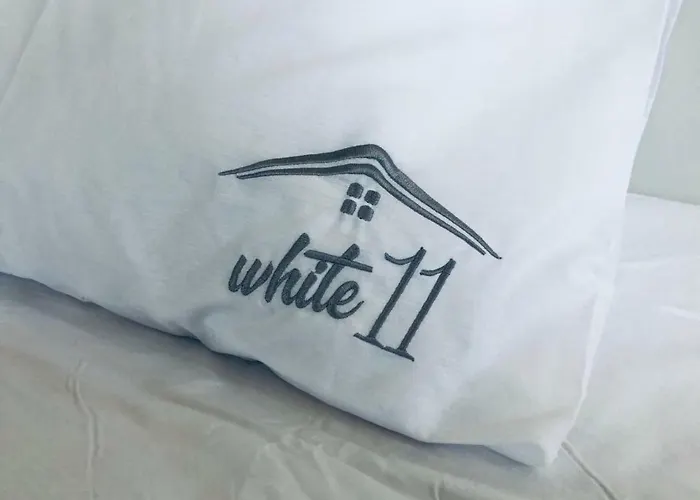 White 11 Lárnaka