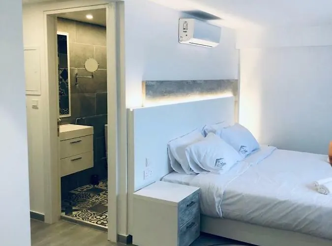 White 11 Apartmanhotel 4*