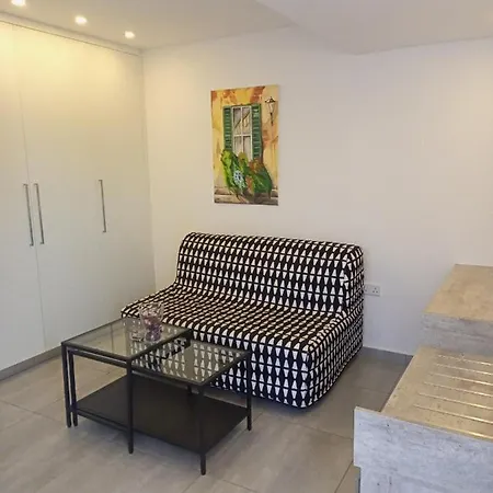 White 11 Apart-hotel