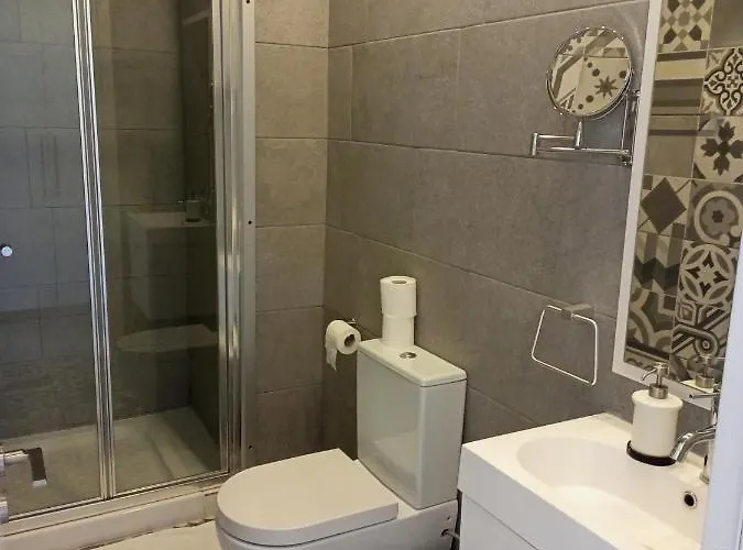 White 11 4* Λάρνακα