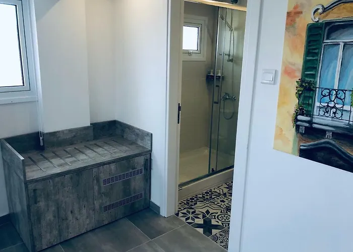 White 11 Λάρνακα