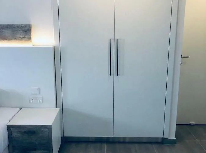 White 11 Λάρνακα