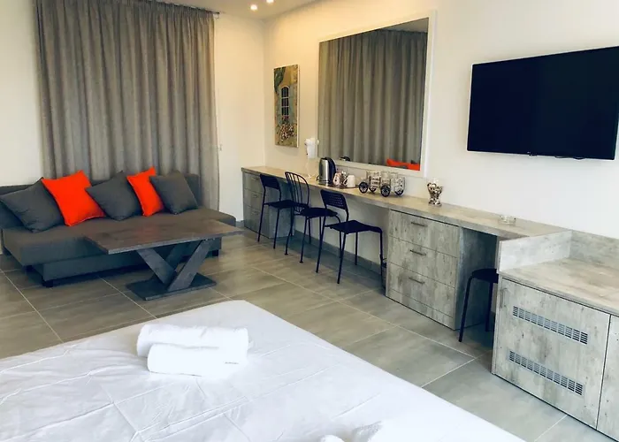 White 11 4* Λάρνακα