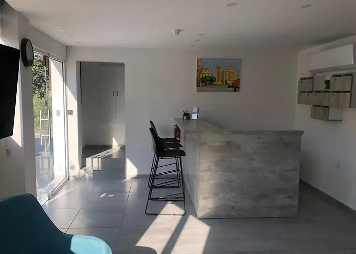 White 11 4* Λάρνακα